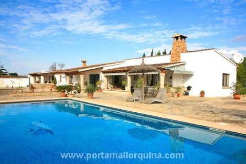 Country house with 3 separate apartments and tennis court