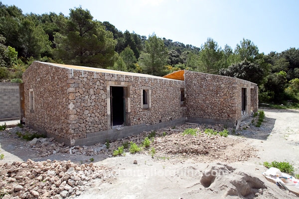 Country house under construction with panoramic views (price include completion)