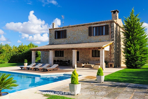 Mediterranean country house in the centre's island