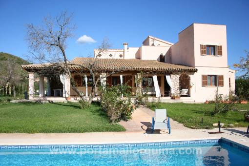 High quality country house with panoramic views - close to the golf course
