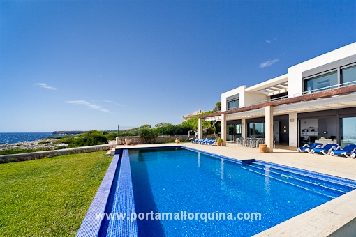 Exclusive modern villa on seafront