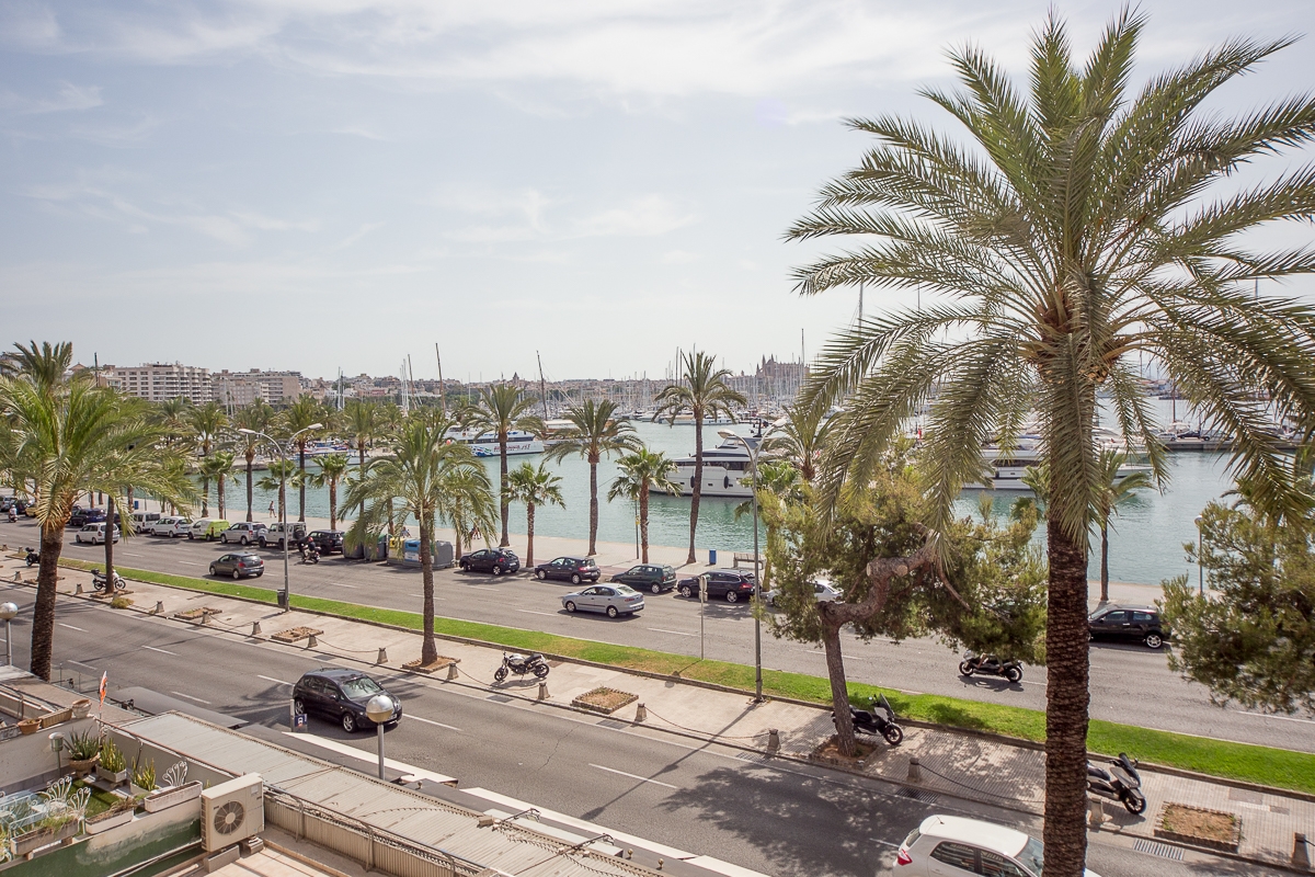 Modern apartment right on the sea with views of the harbour of Palma