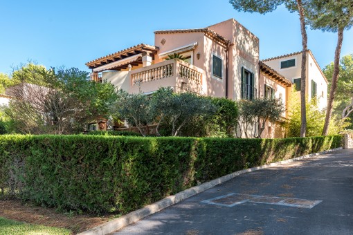 Beautiful villa with sea views in the golf community near the Santa Ponsa country club