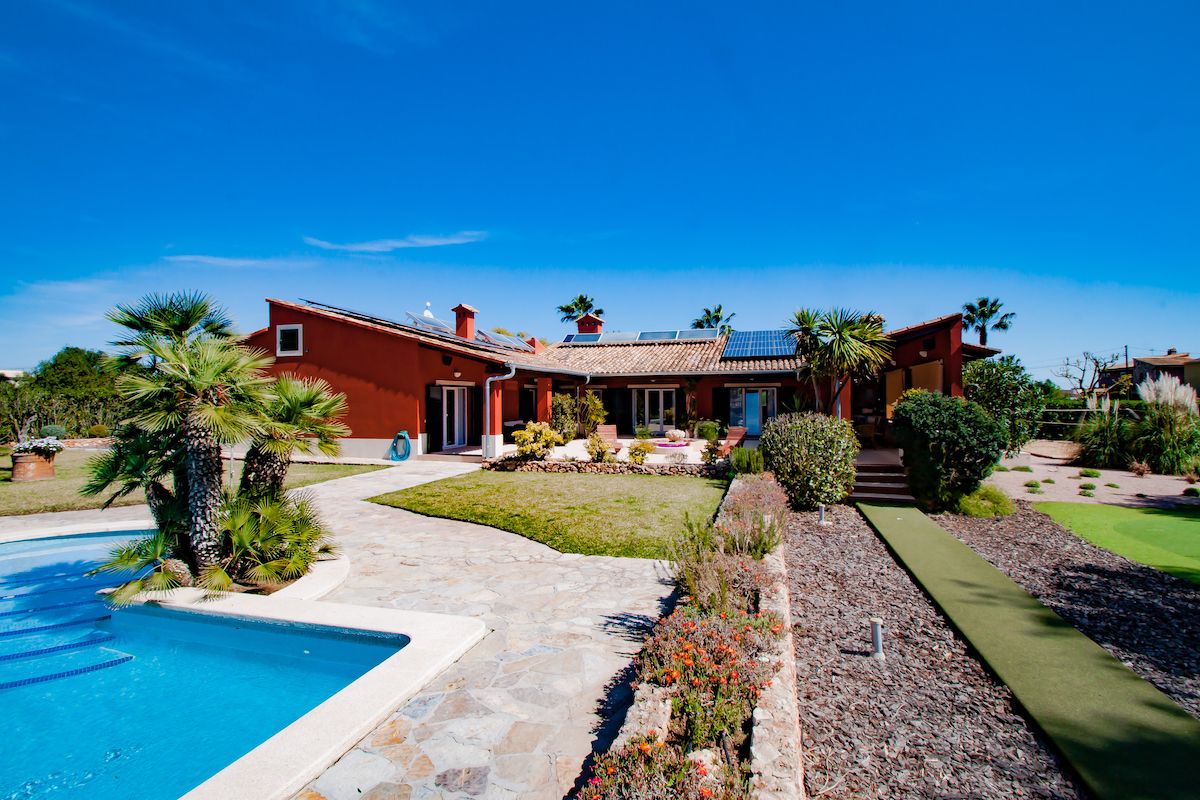 Unique villa with private sauna, golf course and much more in Cala Murada