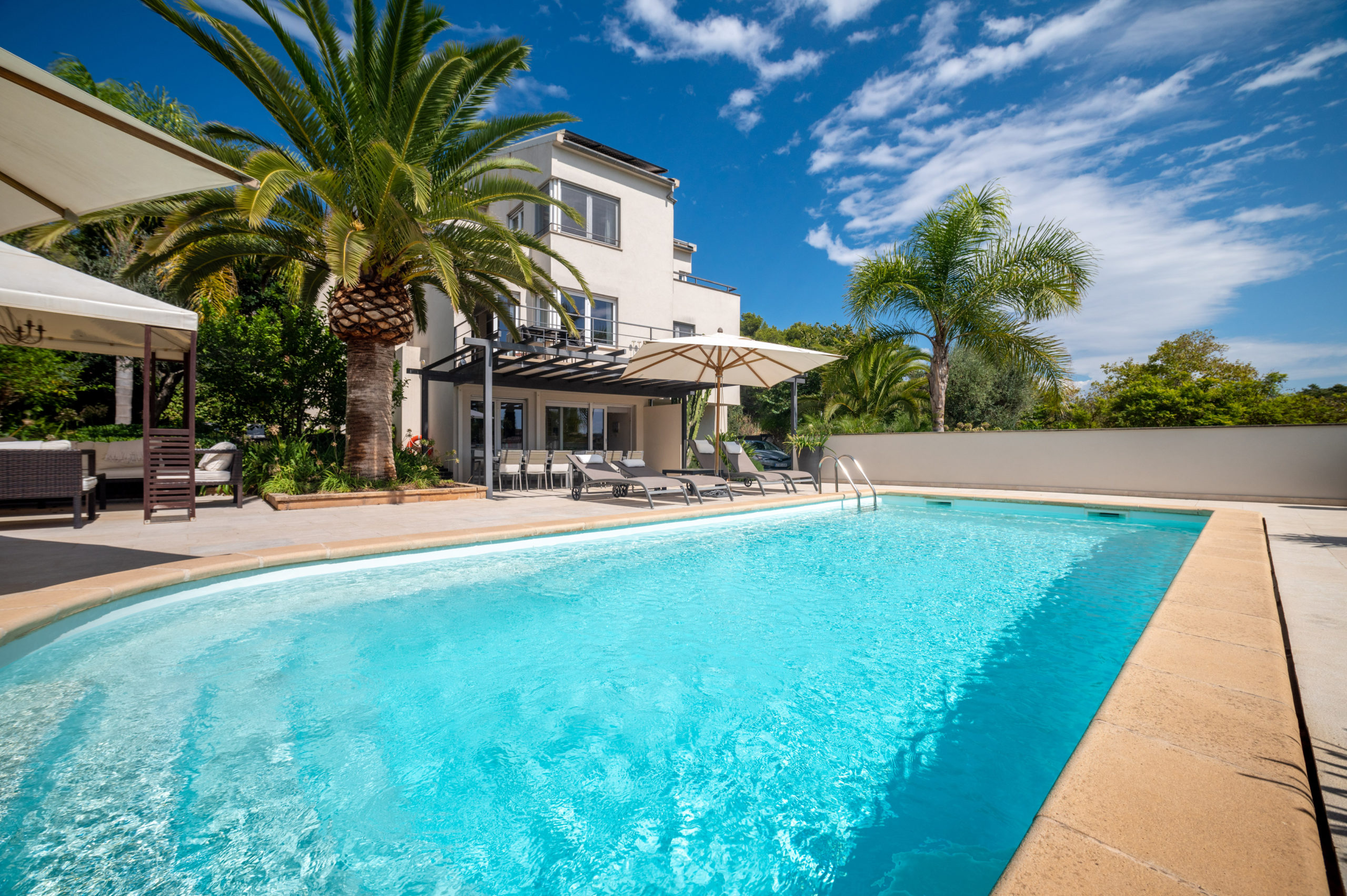 Modern, elegant villa with 2 separate guest apartments, with touristic rental licence, near to Son Vida
