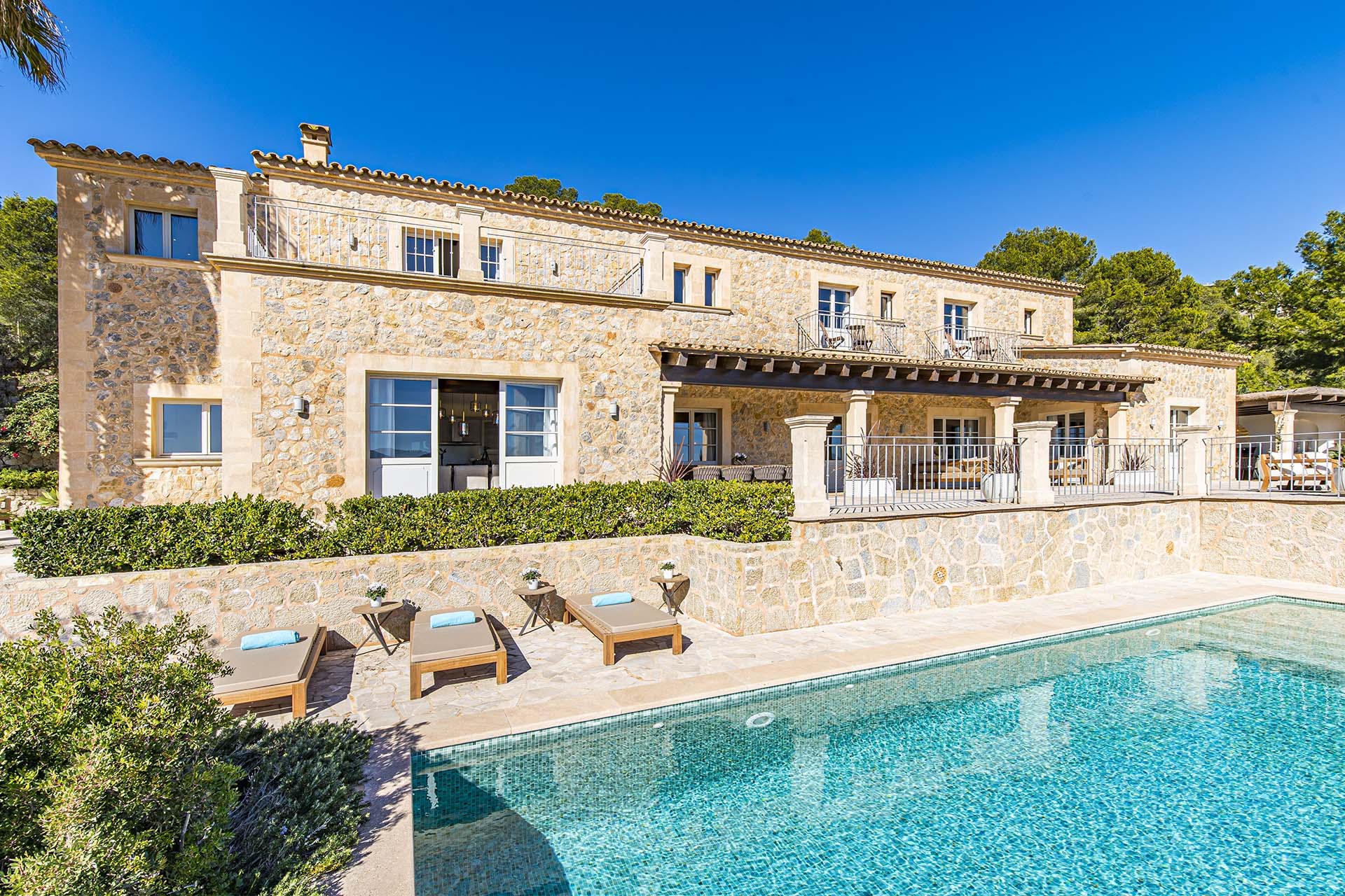 Long-term rental in Mallorca is becoming increasingly popular - the offer ranges from small flats to prestigious villas like here in Andratx