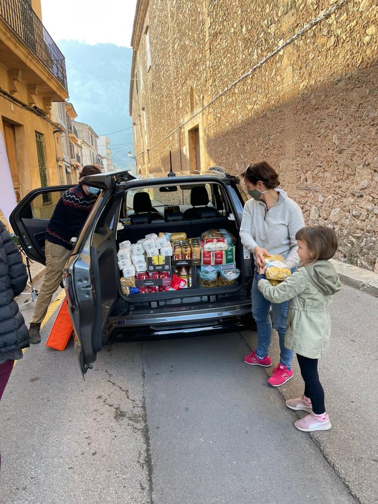 Nicky Neumann actively supports Hope Mallorca food distribution in Pollensa