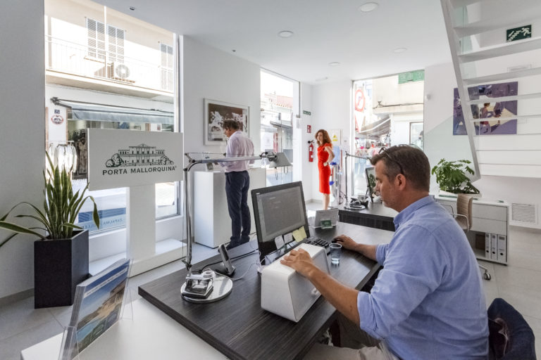 The new real estate office in the pedestrian zone of Puerto de Andratx