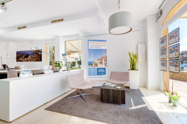 The offer for the takeover of the franchise licence south-west II also includes the complete furnishings for the real estate shop.