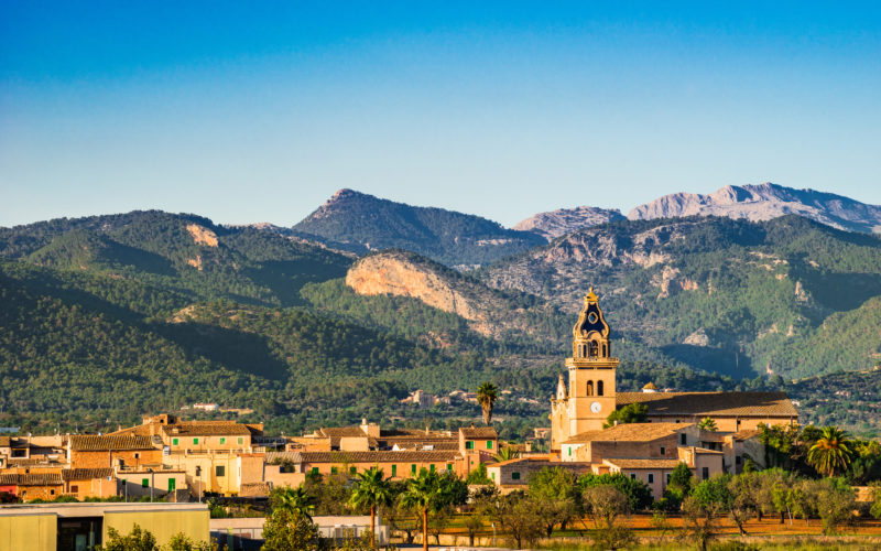 The foothills of the Tramuntana, meadows, vineyards and idyllic villages characterise the feeling of central Mallorca. Image: Shutterstock