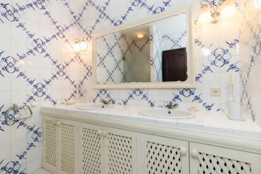 Bathroom with double-washbasin