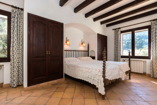 Cosy double-bedroom with built-in wardrobes