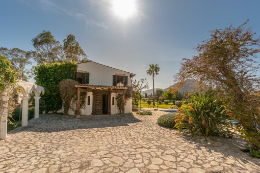 Access to the finca