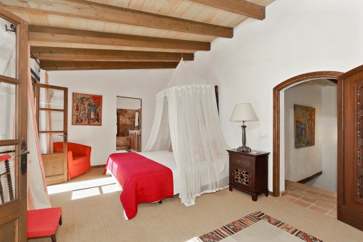 Bedroom with bathroom en suite