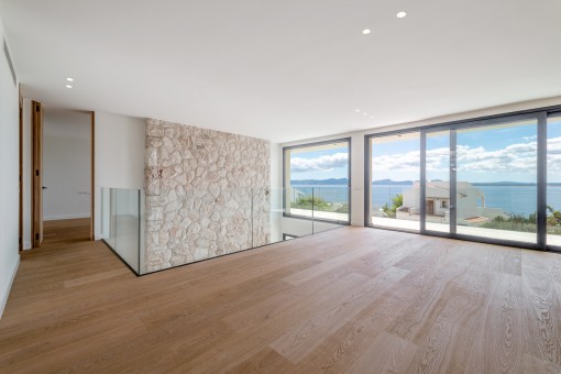 Light-flooded gallery with panoramic views