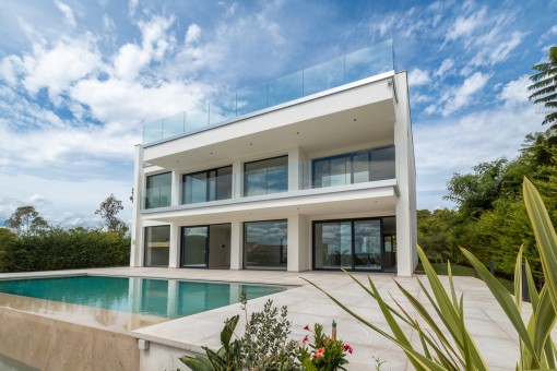 Large pool with sun terrace
