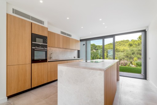 High quality kitchen with garden access