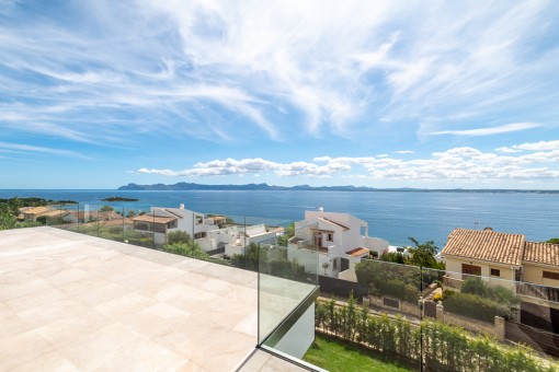 Roof terrace with impressive sea views