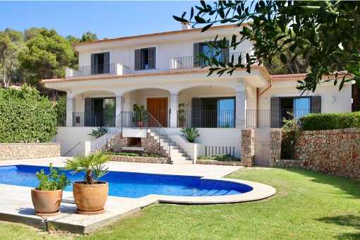 Excellently-renovated villa with sea views in Port d'Andratx