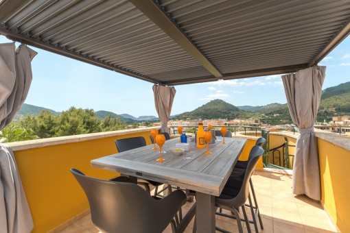 Bright penthouse with private roof terrace and community pool in Andratx
