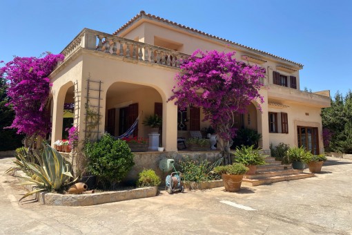 Mediterranean finca with beautiful pool and garden close to Portocolom