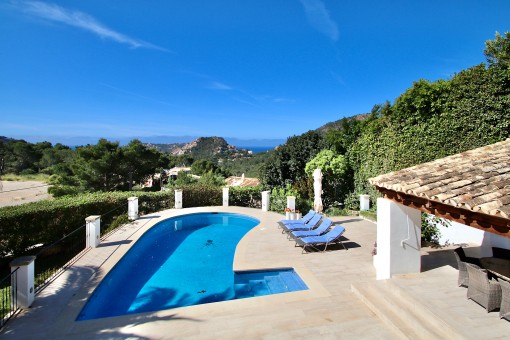 Generously-sized villa with 4 bedrooms, pool and panoramic views in Port d'Andratx