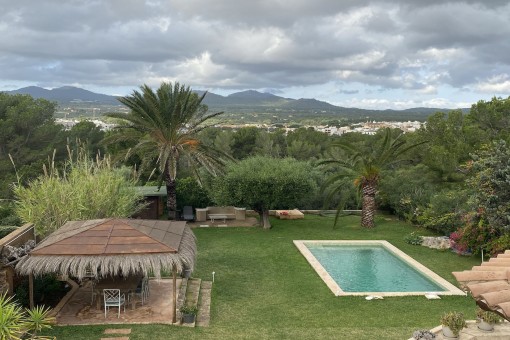 Enchanting villa with 3 separate apartments, pool and sweeping views as far as the mountains and the harbour of Porto Colom