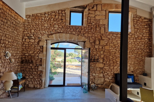 Entrance area with natural stone wall