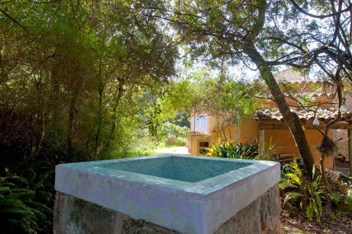 Outdoor bathtub