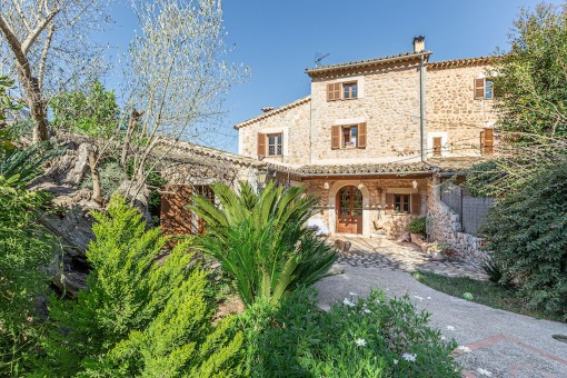 Traditional Majorcan finca in perfect condition on the outskirts of Sóller