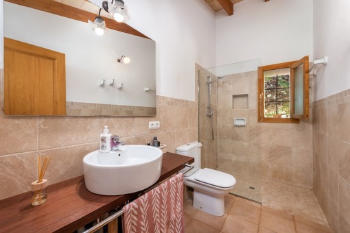 One of 2 bathrooms
