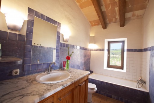 One of 2 bathrooms
