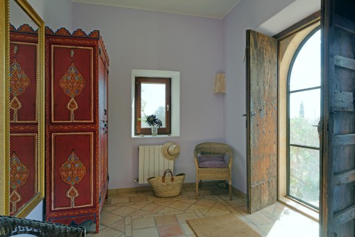 Entrance area with rustic entrance door