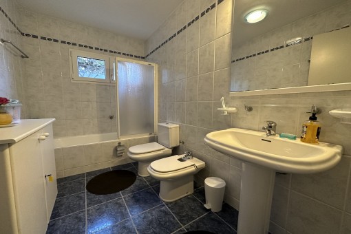 One of 2 bathrooms