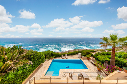 Modernised town-house with pool on the first sea line in Cala Murada