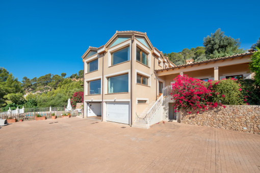 Views to the front with garage