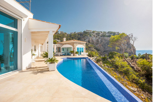 Infinity pool with sea views