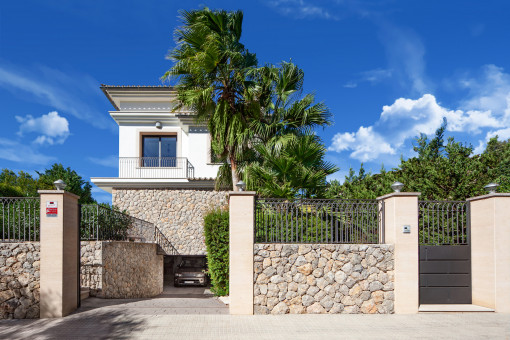 Views from the street to the villa