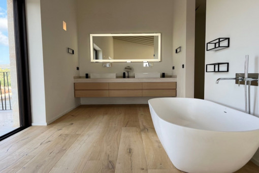 Bathroom with bathtub and daylight