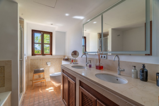 One of 4 bathrooms