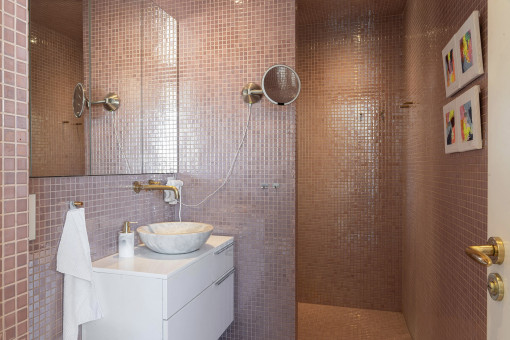 Spacious bathroom