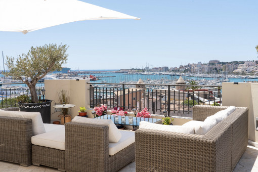 Generous terrace living with views over the harbor and city