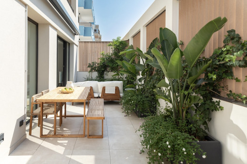 Spacious, green terrace