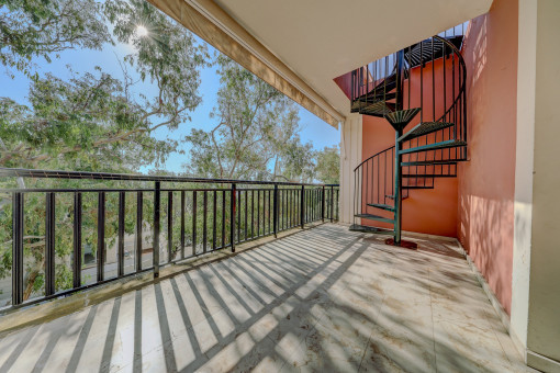 Balcony with access to the rooftop terrace