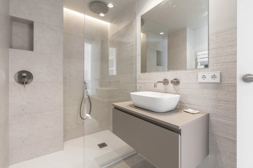 En-suite master bathroom