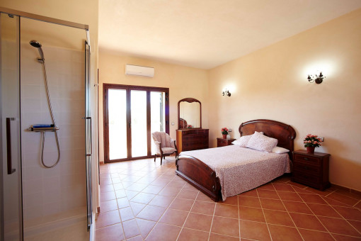 Master bedroom with bathroom en suite