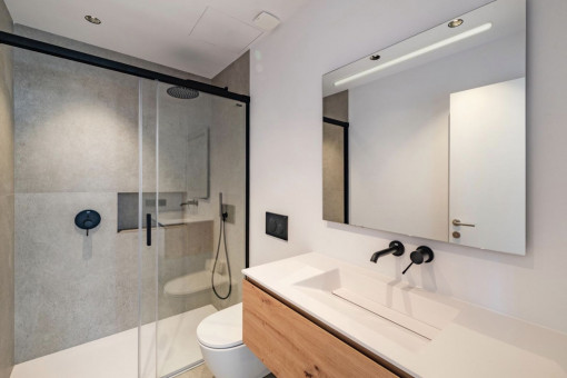 En-suite bathroom in the master bedroom