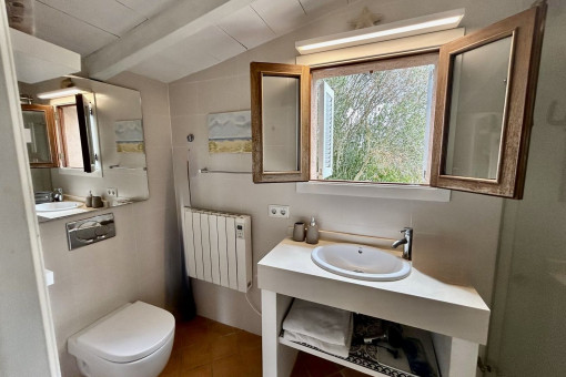 En suite bathroom on the first floor