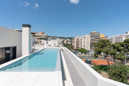 Communal pool with views of the tennis club