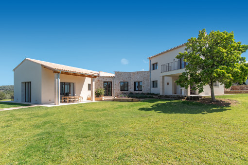 Mediterranean garden with complete privacy